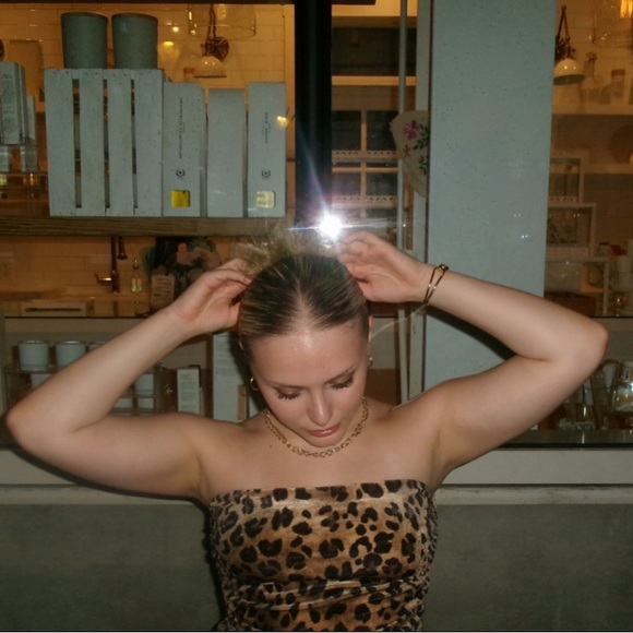 Meet your Posher, Eden - Picture 1 of 2